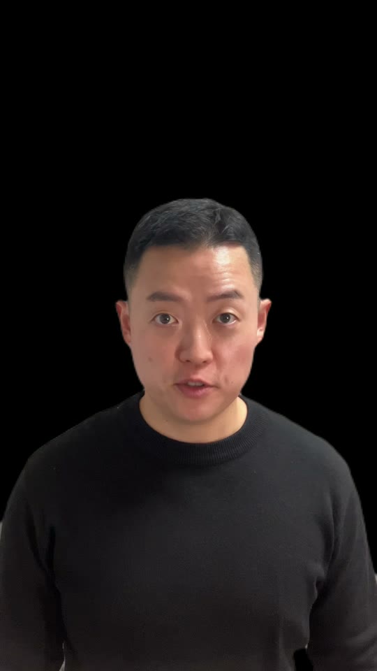검정 배경 앞에서 렌즈를 정면으로 바라보며 말하는 재촬영 원본.
