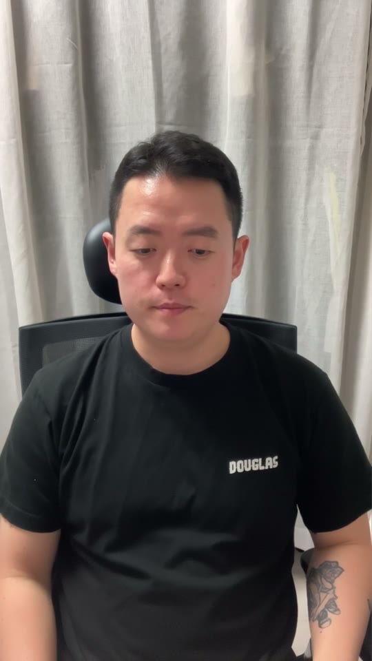 커튼 앞에서 검정 티셔츠를 입은 이전 생성 샘플. 시선이 아래를 향한다.