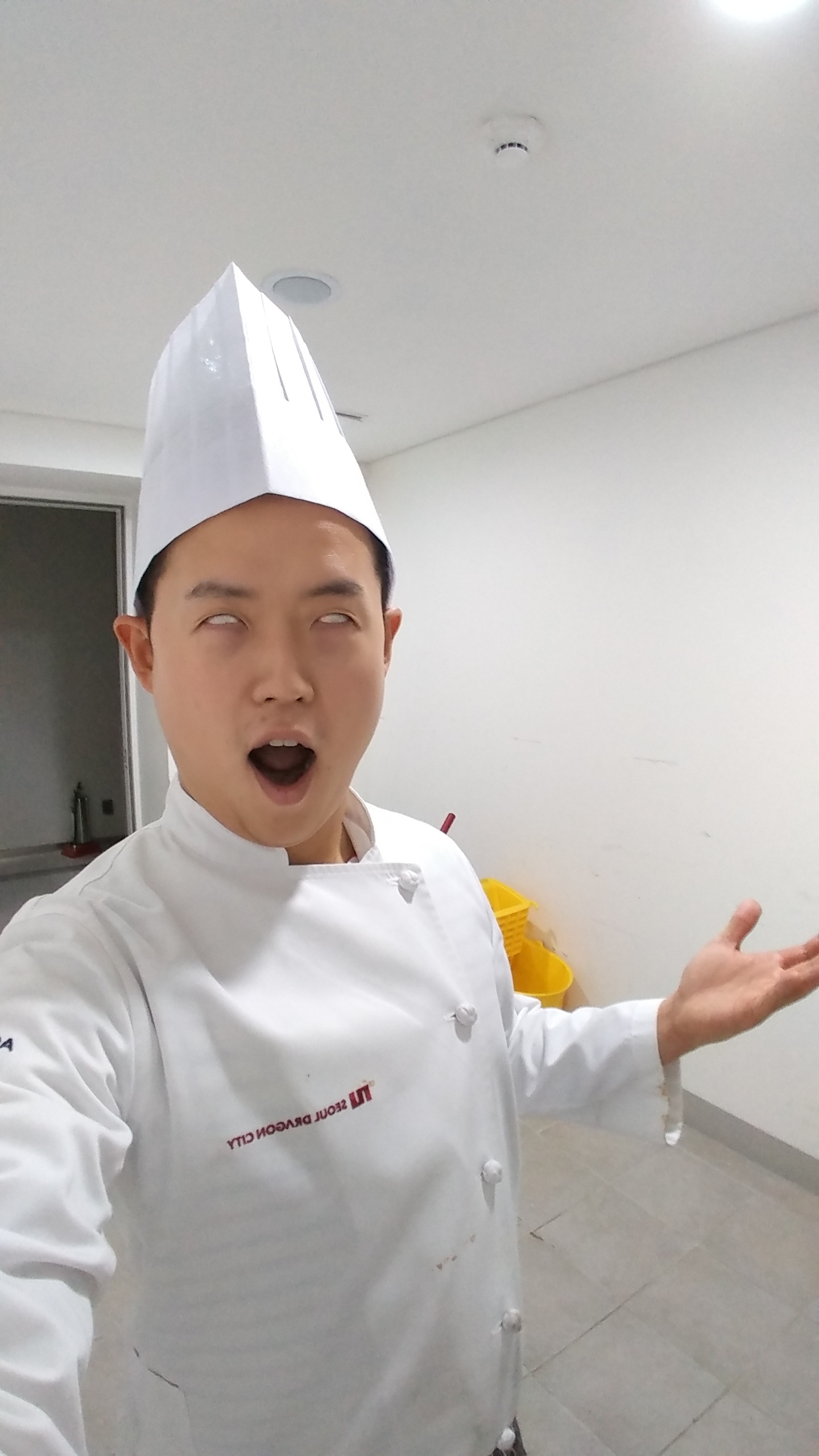 조리복과 조리모 차림으로 찍은 셀카