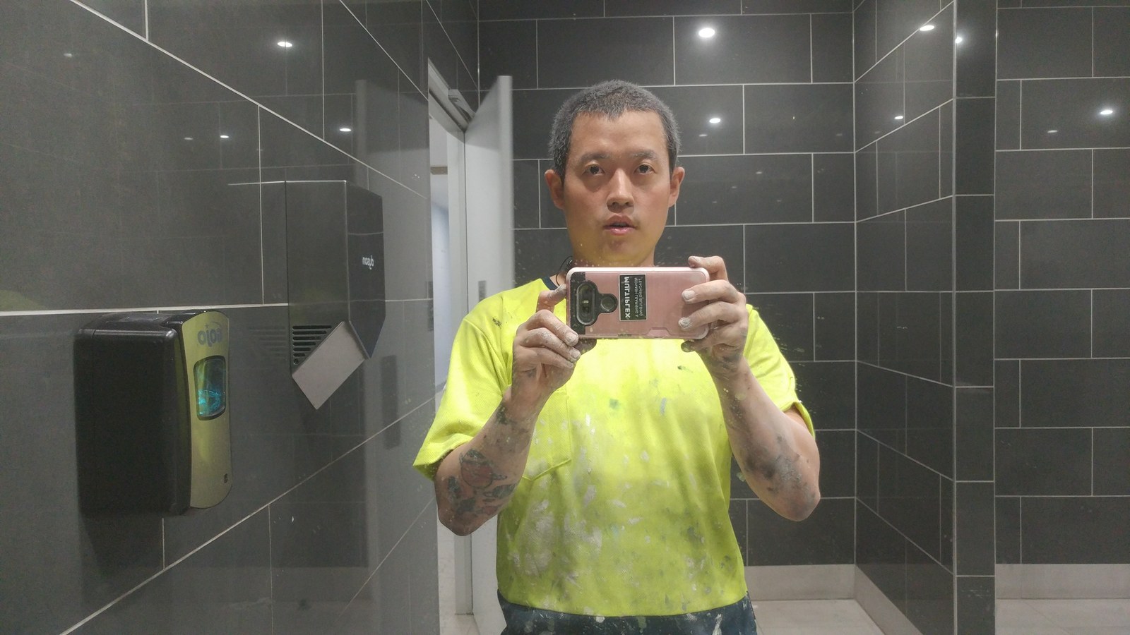 타일 가루를 뒤집어쓴 형광 작업복 차림으로 화장실 거울 앞에서 찍은 셀카