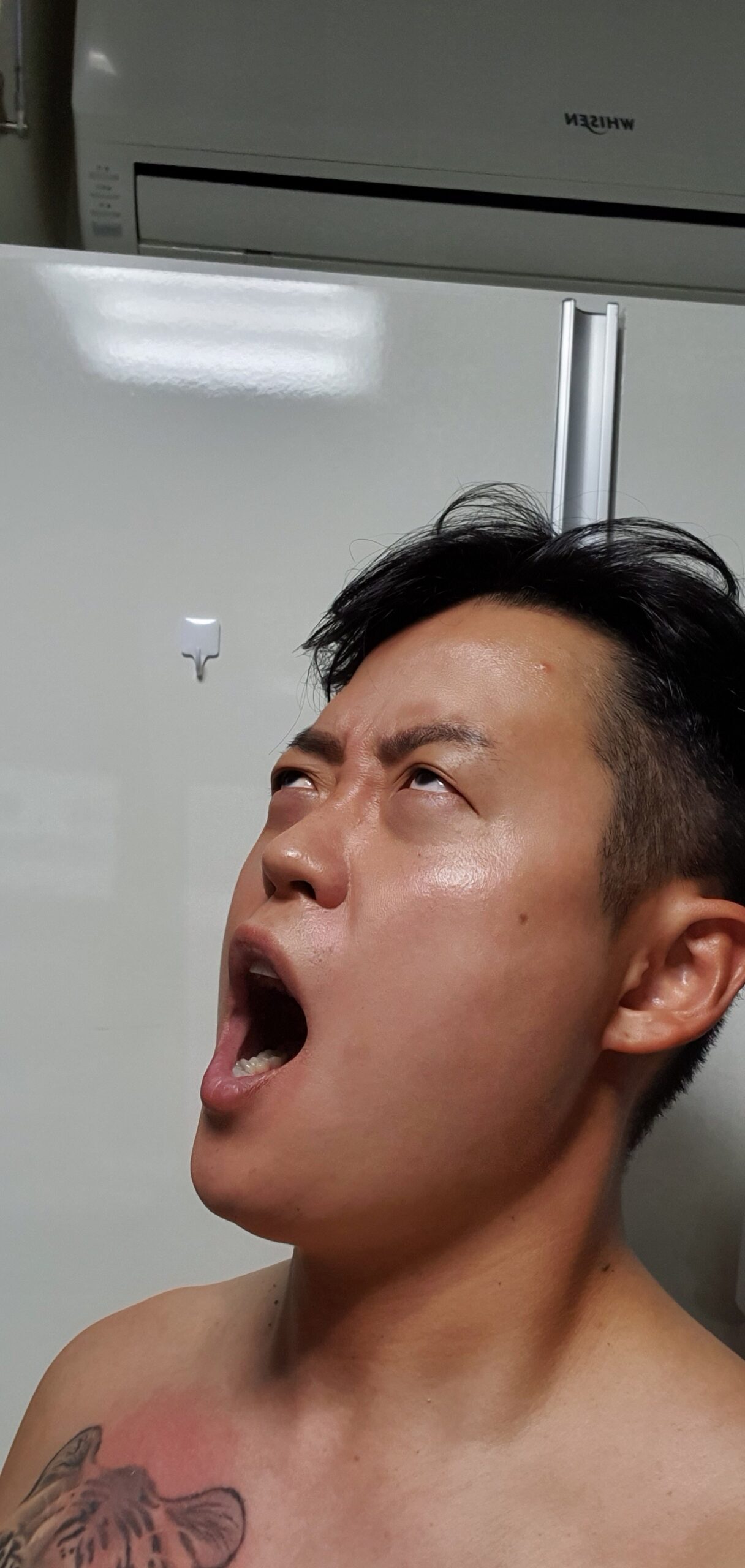 소리치는 표정으로 찍은 셀카
