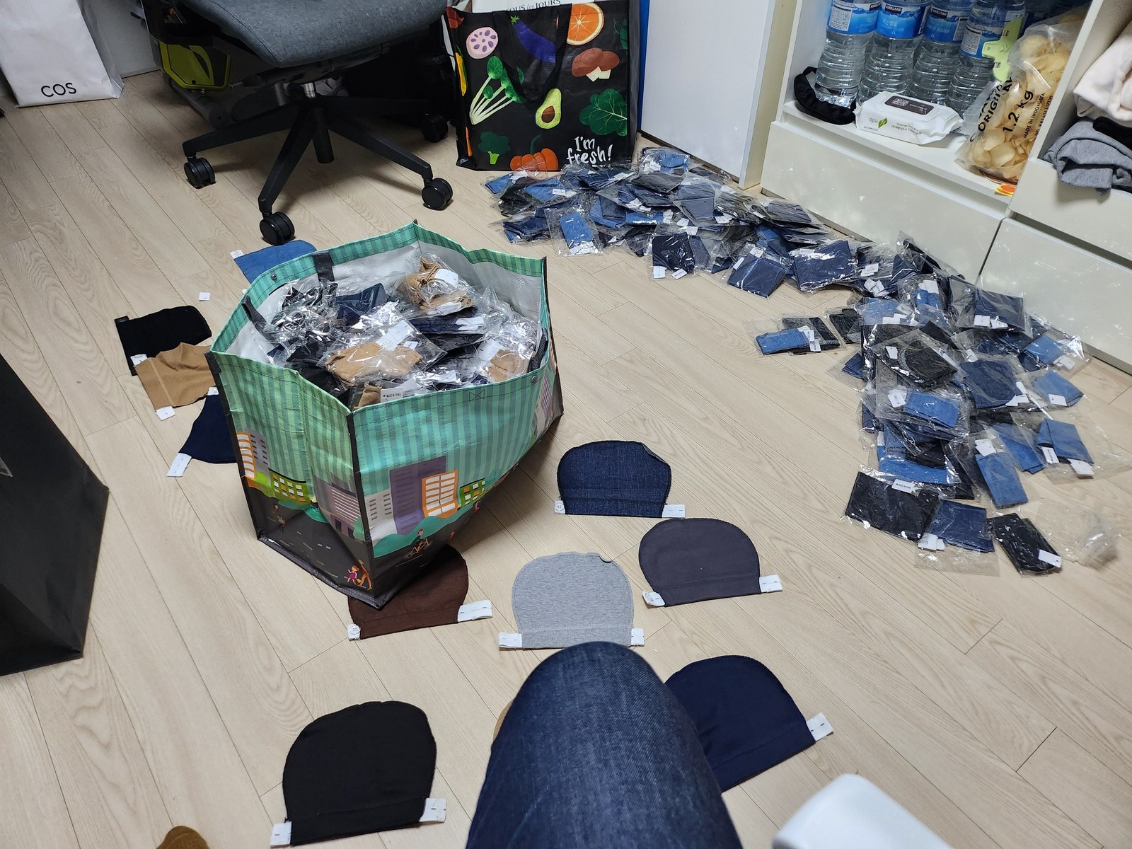 바닥에 상품과 포장재가 흩어진 방