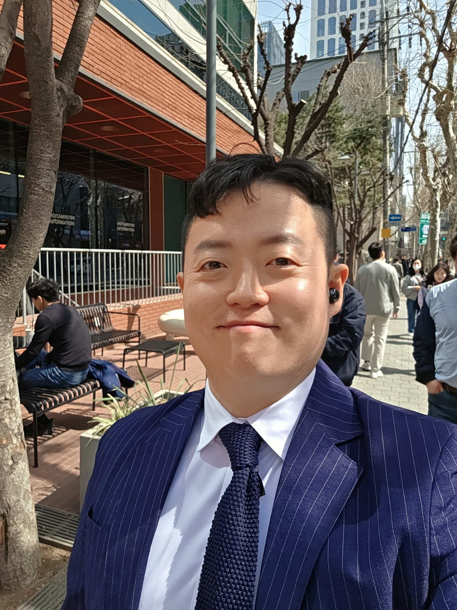 줄무늬 정장 차림으로 거리에서 찍은 셀카