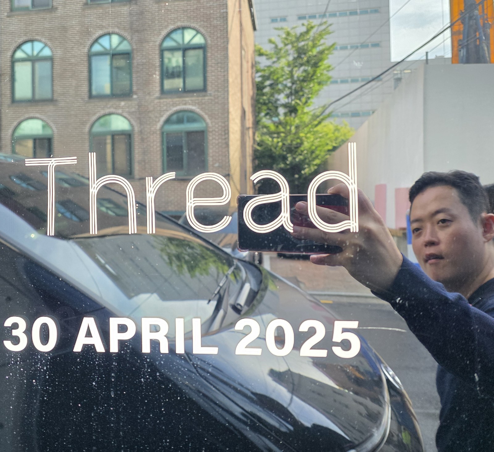 'Thread 30 APRIL 2025' 글자가 들어간, 차 유리에 비친 모습을 찍는 사진
