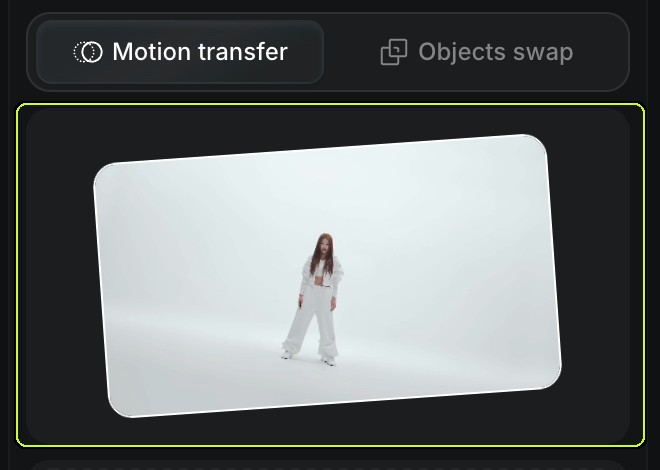 Motion transfer 아래 영상 칸에 흰 옷을 입은 사람이 춤추는 영상 한 개가 올라가 있고, 그 칸이 라임색 박스로 표시돼 있다.
