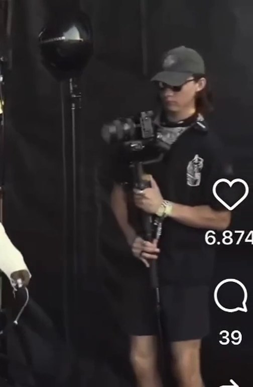 원본 영상의 마지막 장면 오른쪽 절반. 카메라를 든 카메라맨이 서 있고, 화면 오른쪽에 인스타그램 하트와 댓글 버튼, 숫자가 찍혀 있다.